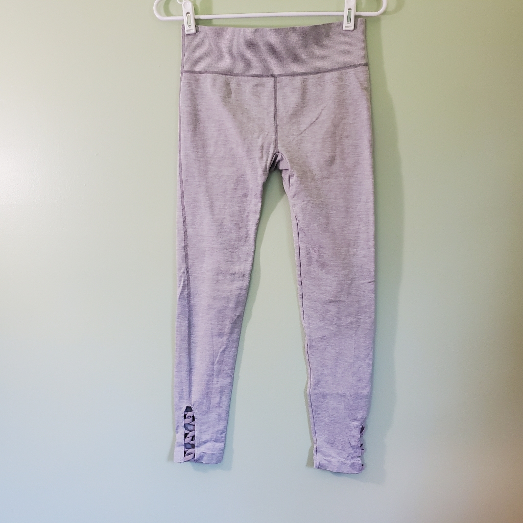 The Free Yoga Leggings Capri Crisscross Cutout Xs